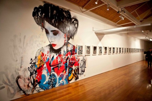 Hush ; Geleneksel sanatına, galerideki duvar resmini ekleyerek çağdaş sanat formu ile buluşturuyor; Metro Gallery  Melbourne, Australia