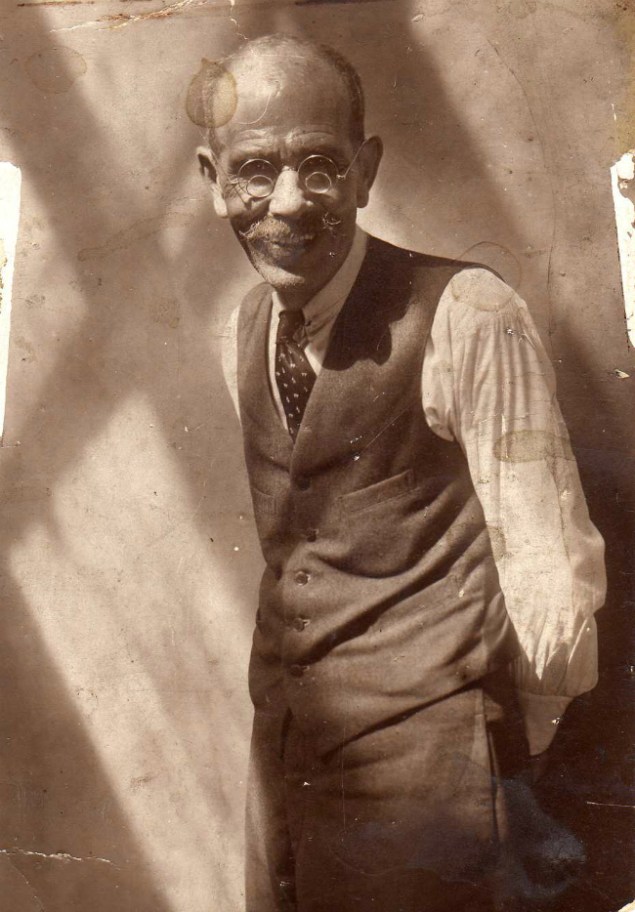 Ahmet Şevki, Antalya'daki Stüdyosunda kendi yaptığı  ışıklık altında gülümsüyor.Fotoğraftaki gözlükleri de kendi yapımı.Yakın lenslerin elde kesimine dikkat edin.